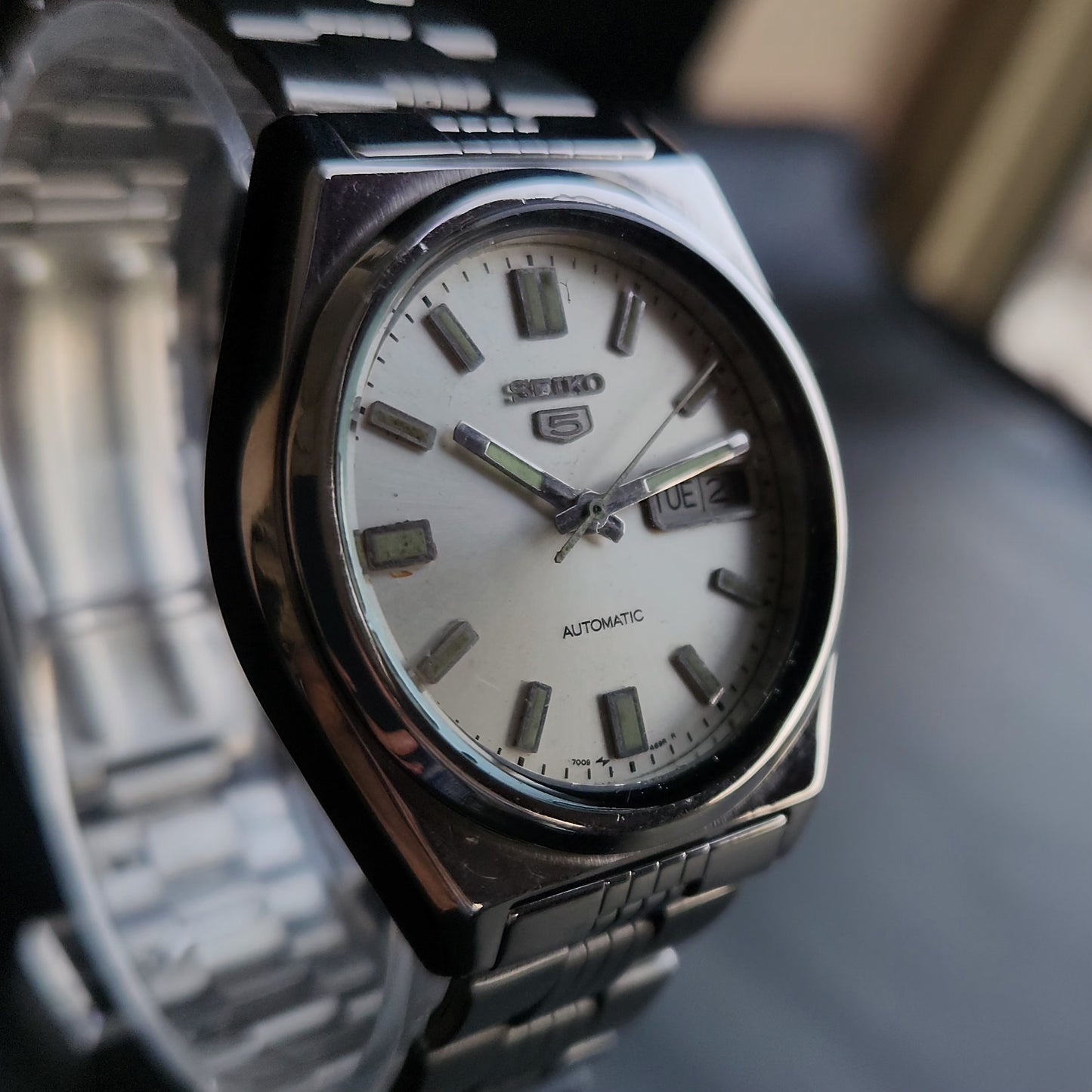 Vintage 1983 Original Seiko 5 Automatic 7009-3131 silver Face 17 Jewels Day-Date Japanese Men's Wrist Watch S54