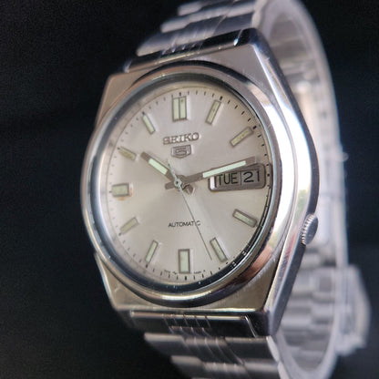 Vintage 1983 Original Seiko 5 Automatic 7009-3131 silver Face 17 Jewels Day-Date Japanese Men's Wrist Watch S54