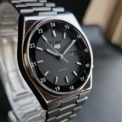 Vintage 2000 Original Seiko 5 Automatic 7S26-3160 Black Face 21 Jewels Day-Date Japanese Men's Wrist Watch S56
