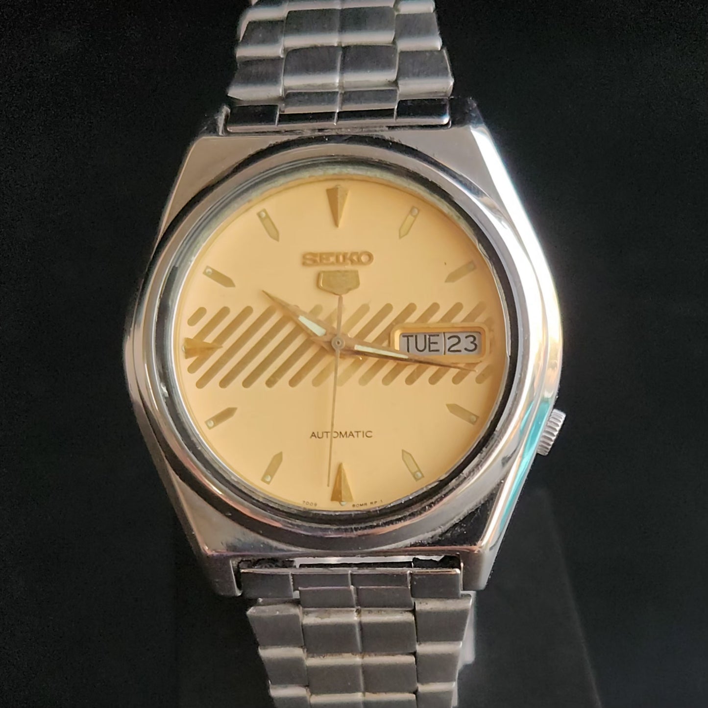 Vintage 1982 Original Seiko 5 Automatic 7009-8760 Golden Face 17 Jewels Day-Date Japanese Men's Wrist Watch S62