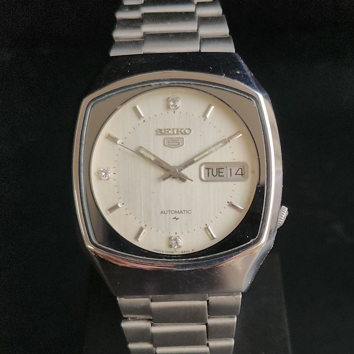 Vintage 1980 Original Seiko 5 Automatic 7009-5180 Silver Face 17 Jewels Day-Date Japanese Men's Wrist Watch S81