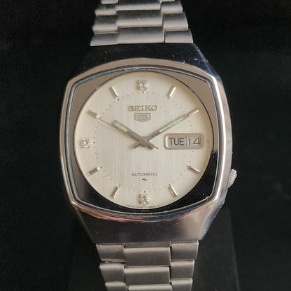 Vintage 1980 Original Seiko 5 Automatic 7009-5180 Silver Face 17 Jewels Day-Date Japanese Men's Wrist Watch S81