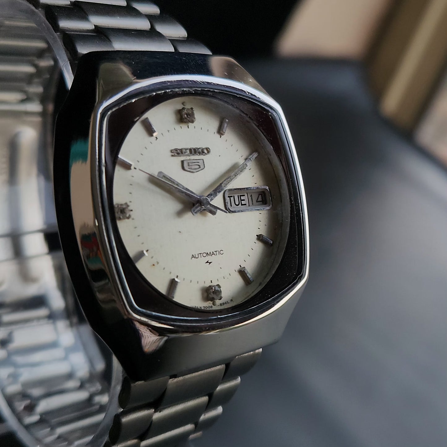 Vintage 1980 Original Seiko 5 Automatic 7009-5180 Silver Face 17 Jewels Day-Date Japanese Men's Wrist Watch S81