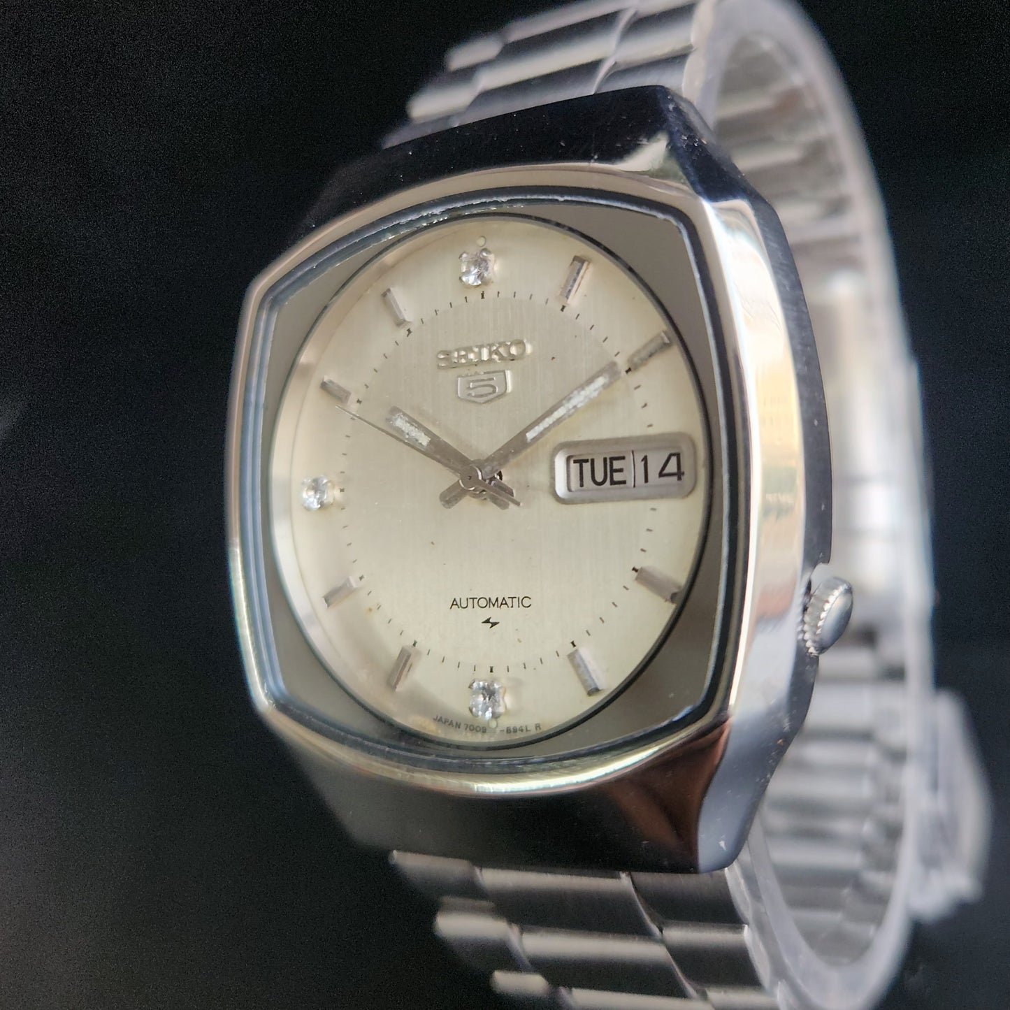 Vintage 1980 Original Seiko 5 Automatic 7009-5180 Silver Face 17 Jewels Day-Date Japanese Men's Wrist Watch S81