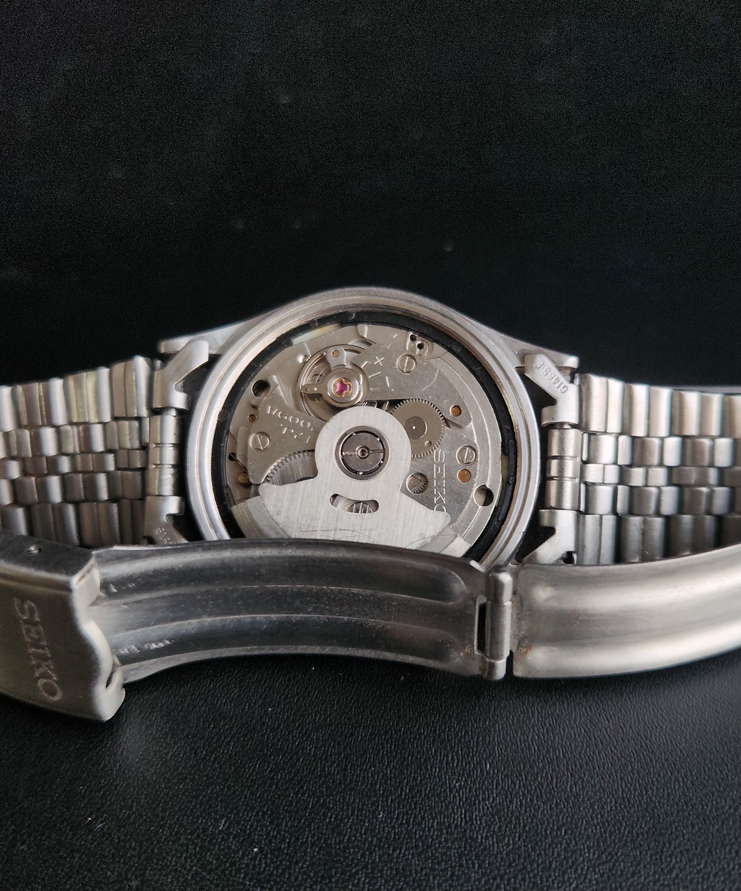 Vintage 1982 Original Seiko 5 Automatic 7009-3130 Black Face 17 Jewels Day-Date Japanese Men's Wrist Watch S82