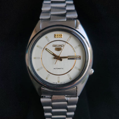 Vintage 1982 Original Seiko 5 Automatic 7009-318D White Face 17 Jewels Day-Date Japanese Men's Wrist Watch S78