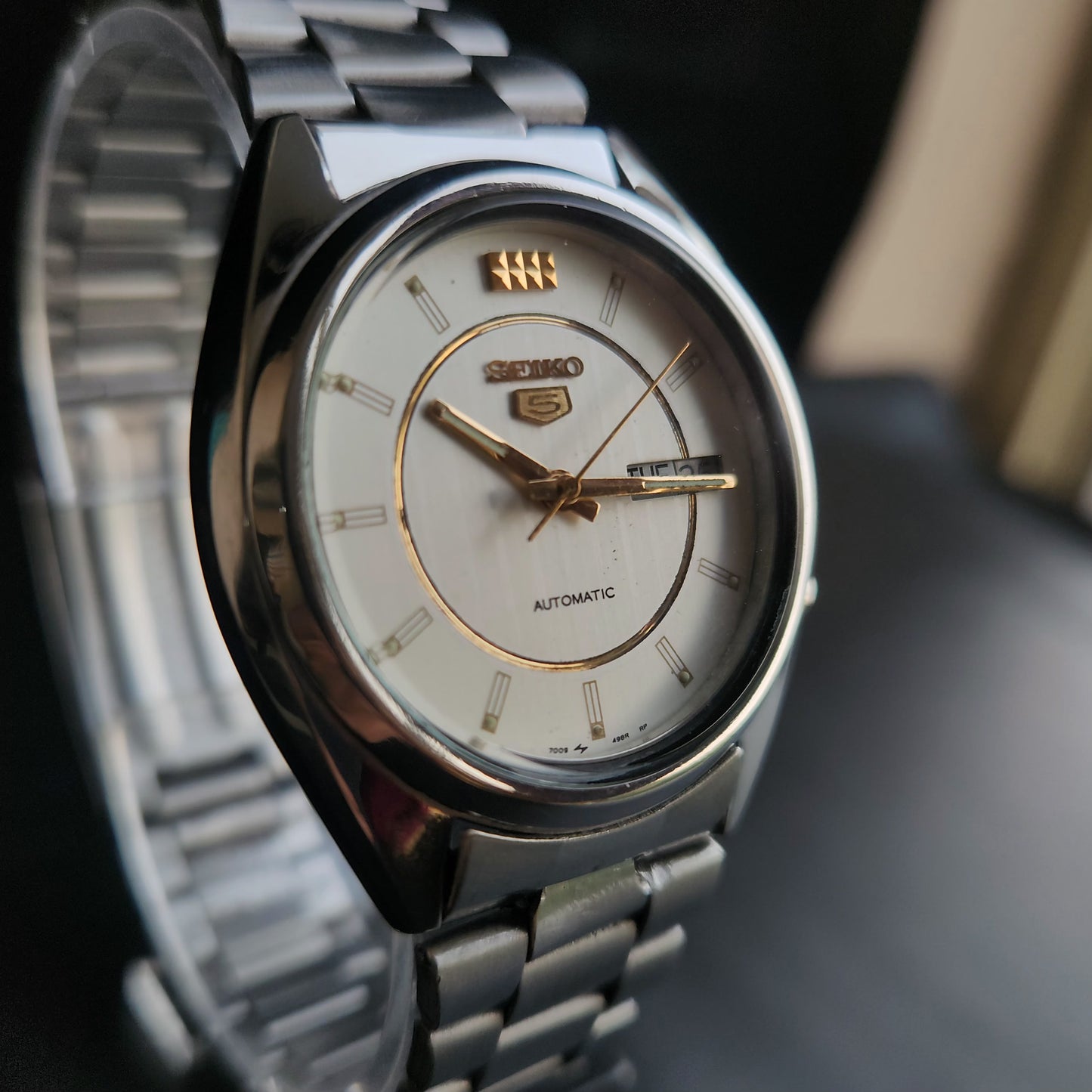 Vintage 1982 Original Seiko 5 Automatic 7009-318D White Face 17 Jewels Day-Date Japanese Men's Wrist Watch S78
