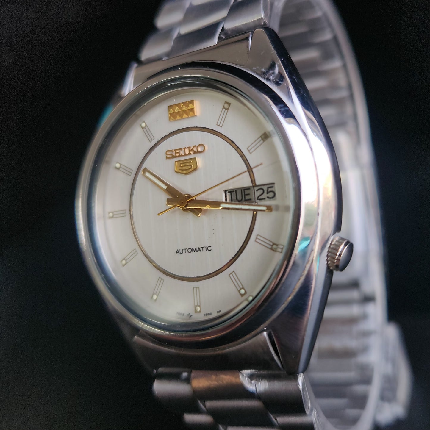 Vintage 1982 Original Seiko 5 Automatic 7009-318D White Face 17 Jewels Day-Date Japanese Men's Wrist Watch S78