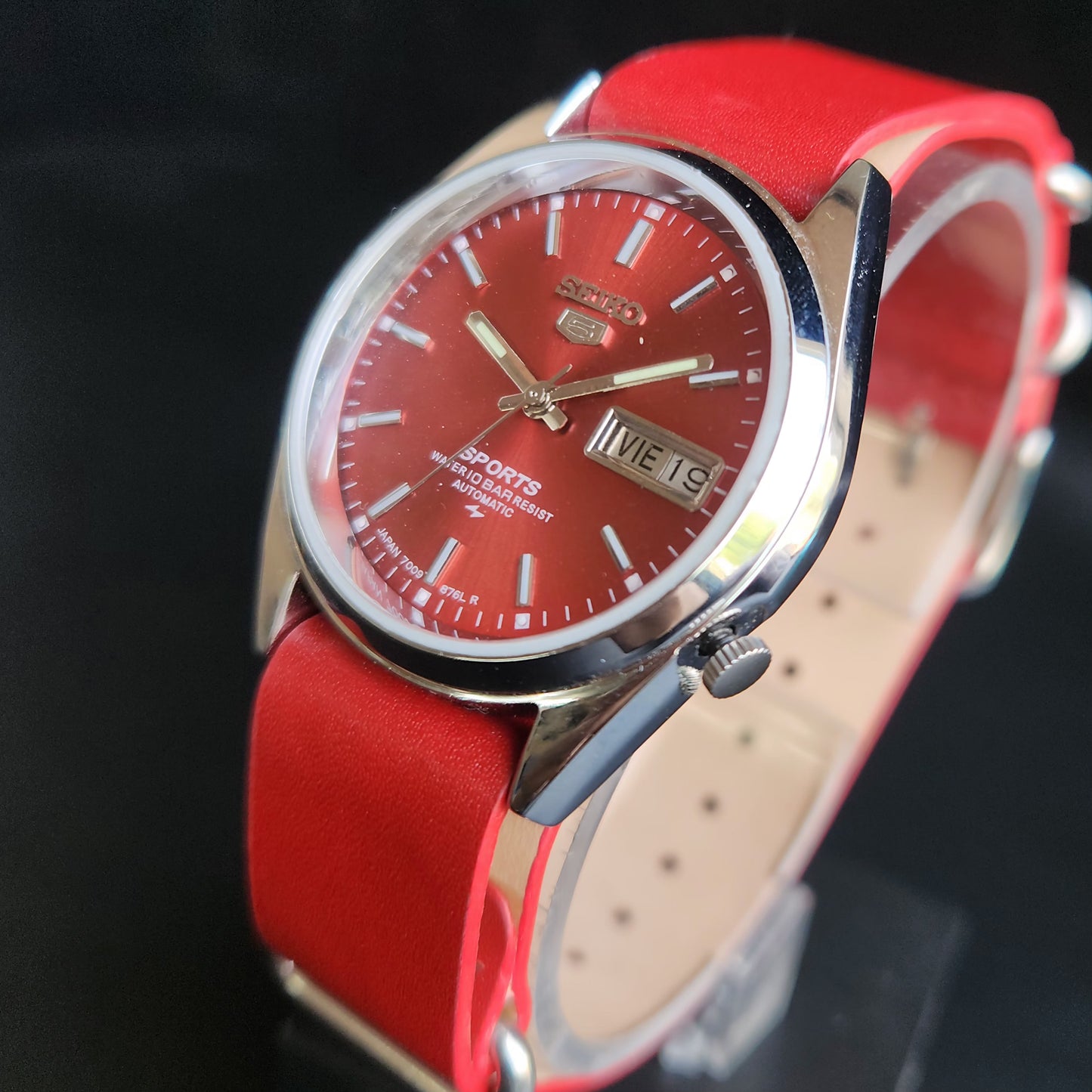 Vintage Mod Seiko 5 Automatic 17 Jewels Cal. 7009 Red Face Red Nato Leather Band Day-Date Men's Wrist Watch Sk