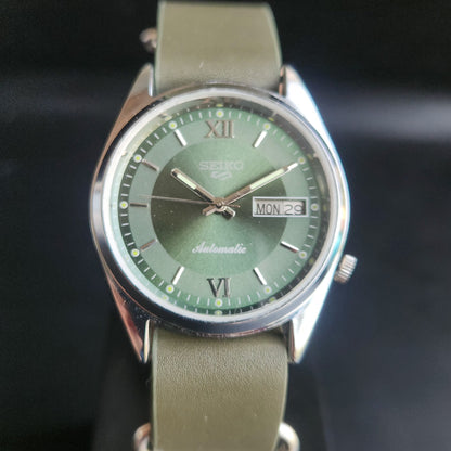 Vintage Mod Seiko 5 Automatic 17 Jewels Cal. 7009 Green Face Green Nato Leather Band Day-Date Men's Wrist Watch SK