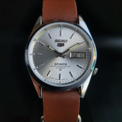 Vintage Mod Seiko 5 Automatic 17 Jewels Cal. 7009 Silver Face Brown Leather Band Day-Date Men's Wrist Watch Sk