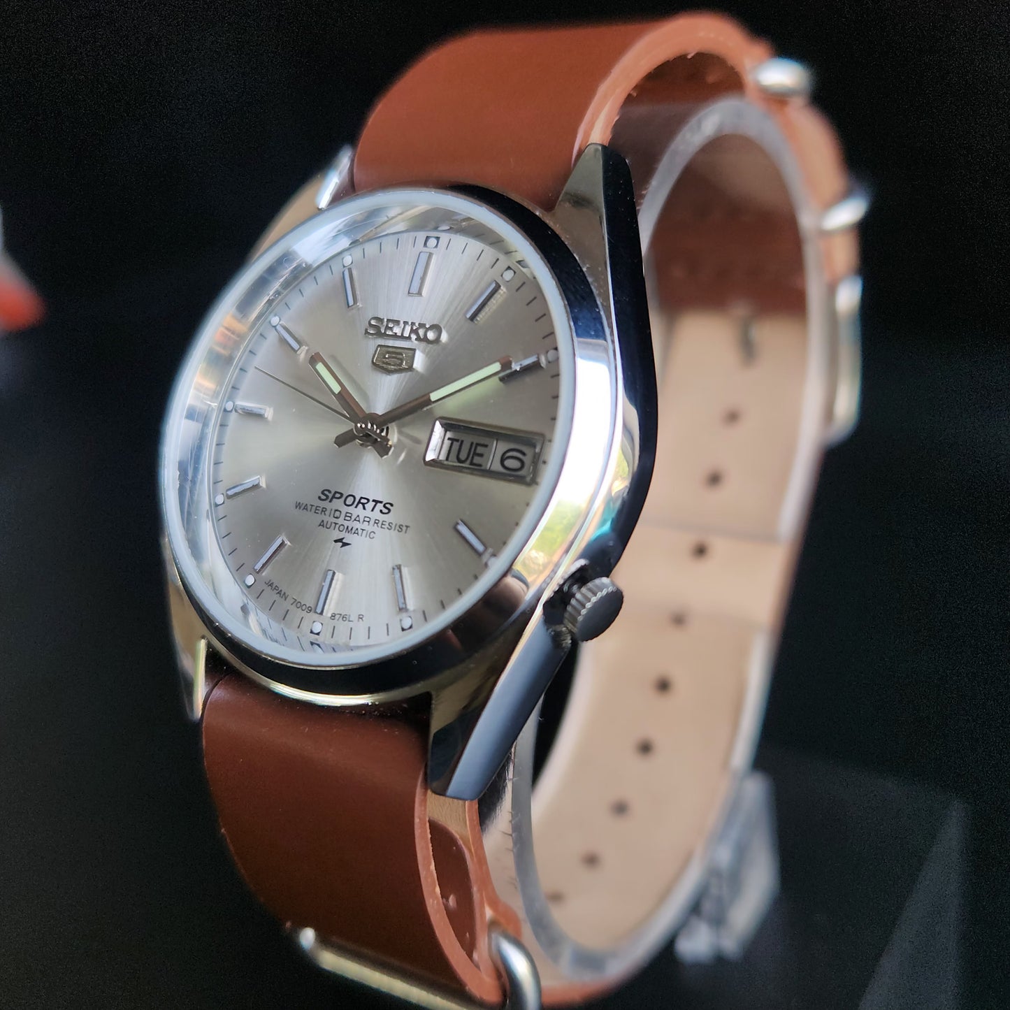 Vintage Mod Seiko 5 Automatic 17 Jewels Cal. 7009 Silver Face Brown Leather Band Day-Date Men's Wrist Watch Sk