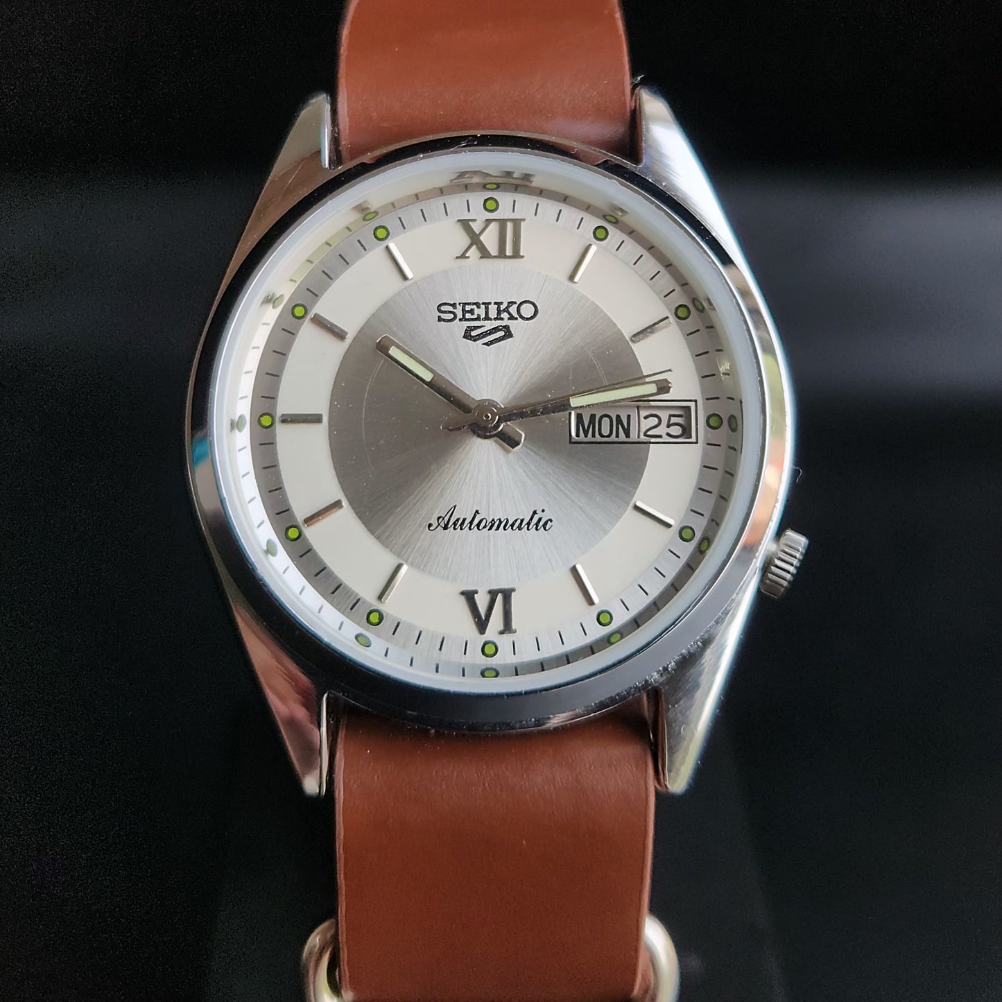 Vintage Mod  Seiko 5 Automatic 17 Jewels Cal. 7009 Silver Face Brown Nato Leather Band Day-Date Men's Wrist Watch Sk