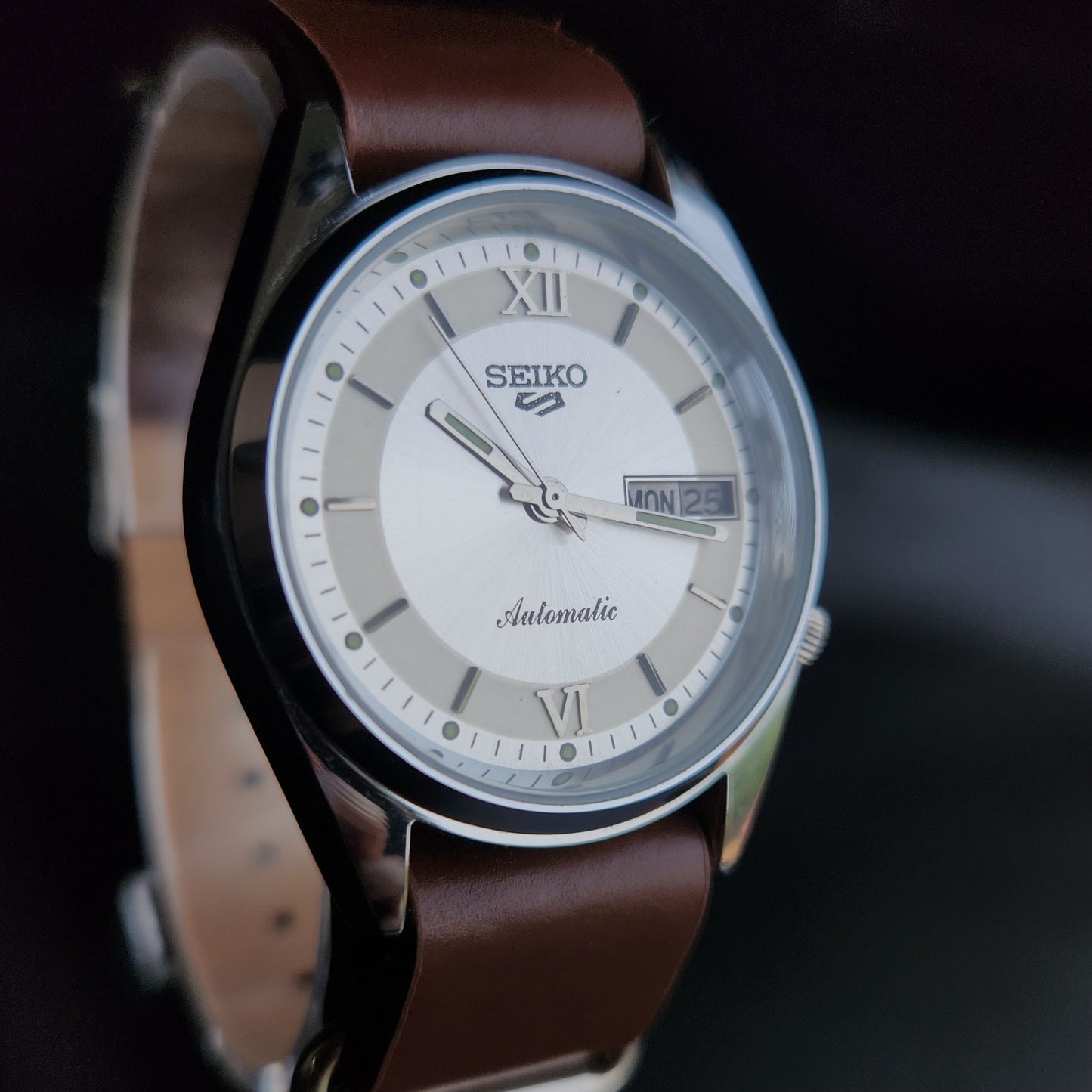 Vintage Mod  Seiko 5 Automatic 17 Jewels Cal. 7009 Silver Face Brown Nato Leather Band Day-Date Men's Wrist Watch Sk