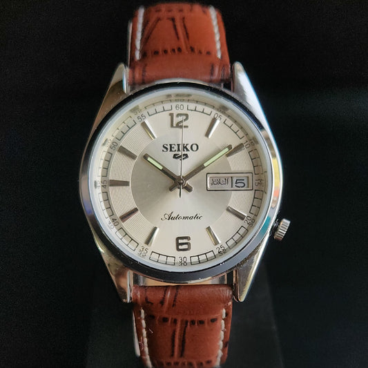 Vintage Mod Seiko 5 Automatic 17 Jewels Cal. 7009 Silver Face Brown Leather Band Day-Date Men's Wrist Watch Sk