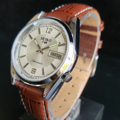 Vintage Mod Seiko 5 Automatic 17 Jewels Cal. 7009 Silver Face Brown Leather Band Day-Date Men's Wrist Watch Sk