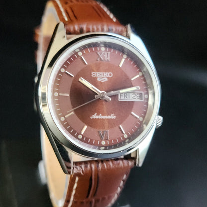 Vintage Mod Seiko 5 Automatic 17 Jewels Cal. 7009 Brown Face Brown Leather Band Day-Date Men's Wrist Watch Sk