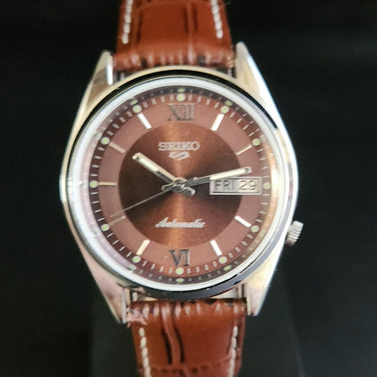 Vintage Mod Seiko 5 Automatic 17 Jewels Cal. 7009 Brown Face Brown Leather Band Day-Date Men's Wrist Watch Sk