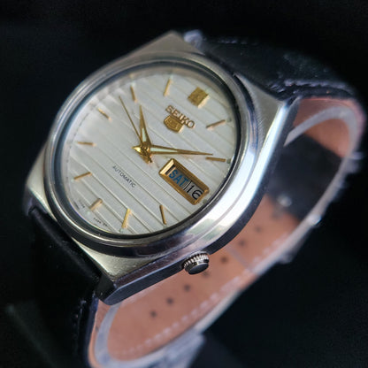Vintage 1981 Original Seiko 5 Automatic 7009-876J White Face Black Band 17 Jewels Day-Date Japanese Men's Wrist Watch S163
