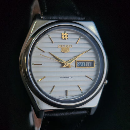 Vintage 1981 Original Seiko 5 Automatic 7009-876J White Face Black Band 17 Jewels Day-Date Japanese Men's Wrist Watch S163