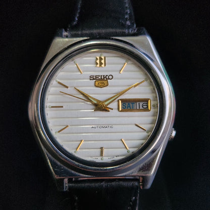 Vintage 1981 Original Seiko 5 Automatic 7009-876J White Face Black Band 17 Jewels Day-Date Japanese Men's Wrist Watch S163