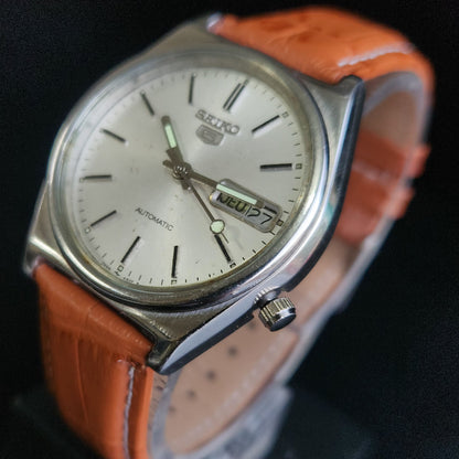Vintage 1980 Original Seiko 5 Automatic 7009-316A White Face Brown Band 17 Jewels Day-Date Japanese Men's Wrist Watch S167
