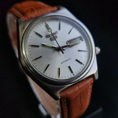 Vintage 1980 Original Seiko 5 Automatic 7009-316A White Face Brown Band 17 Jewels Day-Date Japanese Men's Wrist Watch S167