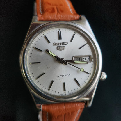 Vintage 1980 Original Seiko 5 Automatic 7009-316A White Face Brown Band 17 Jewels Day-Date Japanese Men's Wrist Watch S167