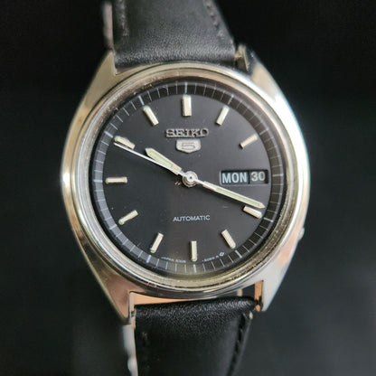 Vintage 1976 Original Seiko 5 Automatic 6309-8840 Black Face Black band 17 Jewels Day-Date Japanese Men's Wrist Watch S166