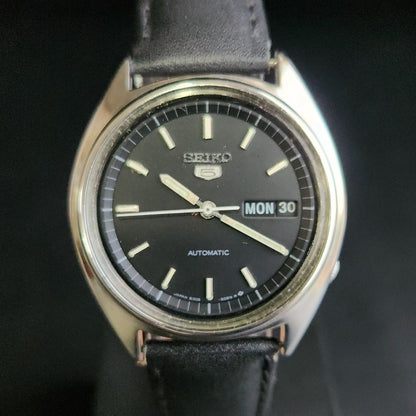 Vintage 1976 Original Seiko 5 Automatic 6309-8840 Black Face Black band 17 Jewels Day-Date Japanese Men's Wrist Watch S166