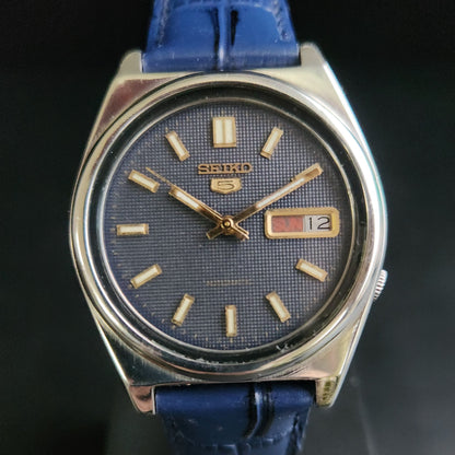 Vintage 1985 Original Seiko 5 Automatic 7009-3070 Blue Face Blue Band 17 Jewels Day-Date Japanese Men's Wrist Watch S157
