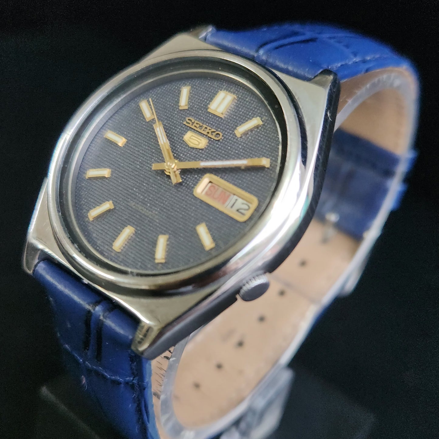 Vintage 1985 Original Seiko 5 Automatic 7009-3070 Blue Face Blue Band 17 Jewels Day-Date Japanese Men's Wrist Watch S157
