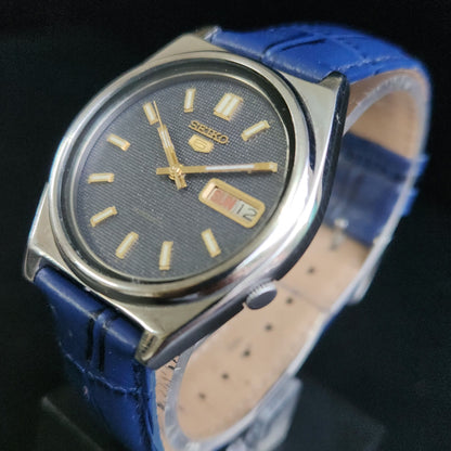 Vintage 1985 Original Seiko 5 Automatic 7009-3070 Blue Face Blue Band 17 Jewels Day-Date Japanese Men's Wrist Watch S157