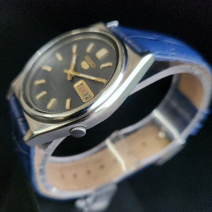 Vintage 1985 Original Seiko 5 Automatic 7009-3070 Blue Face Blue Band 17 Jewels Day-Date Japanese Men's Wrist Watch S157