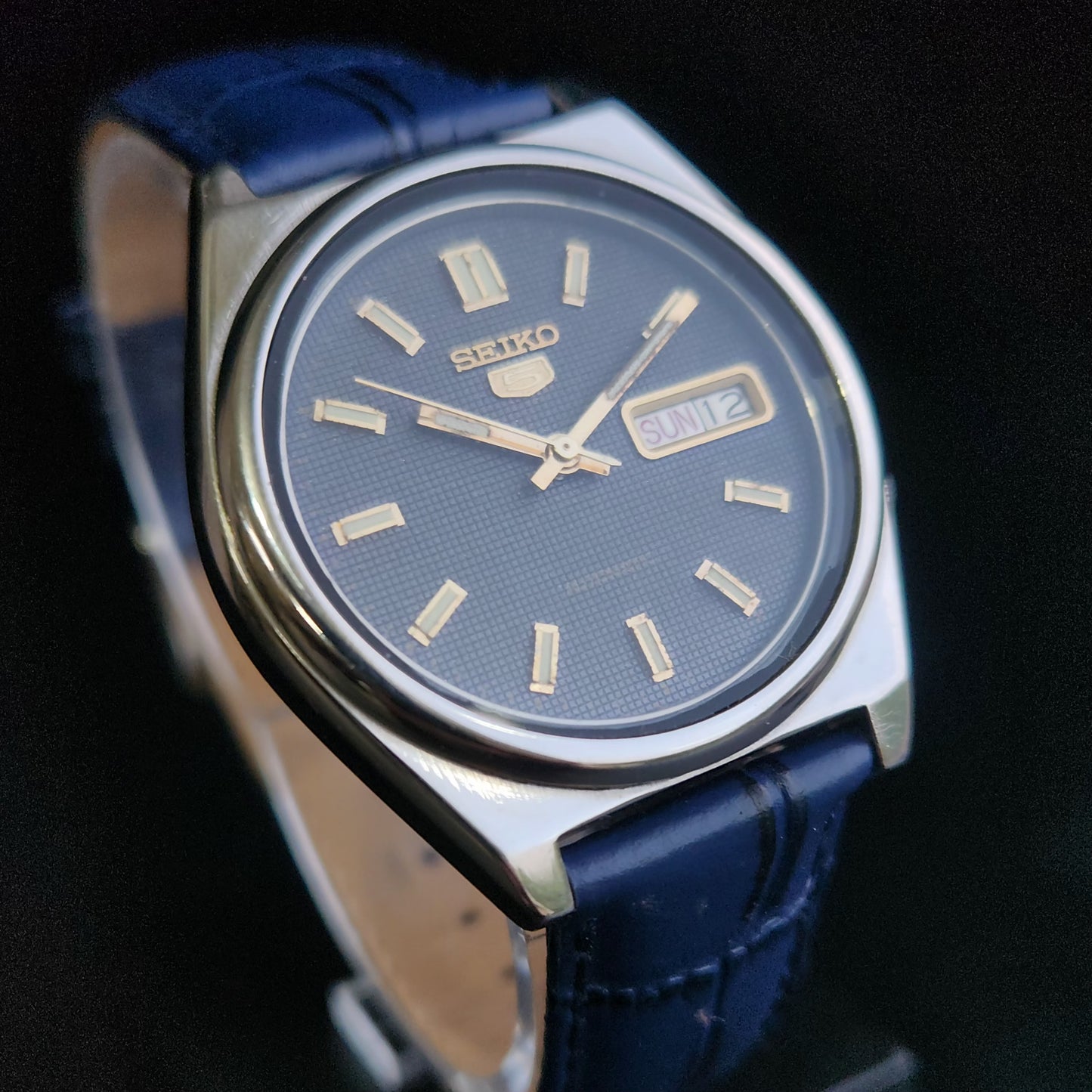 Vintage 1985 Original Seiko 5 Automatic 7009-3070 Blue Face Blue Band 17 Jewels Day-Date Japanese Men's Wrist Watch S157