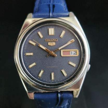 Vintage 1985 Original Seiko 5 Automatic 7009-3070 Blue Face Blue Band 17 Jewels Day-Date Japanese Men's Wrist Watch S157