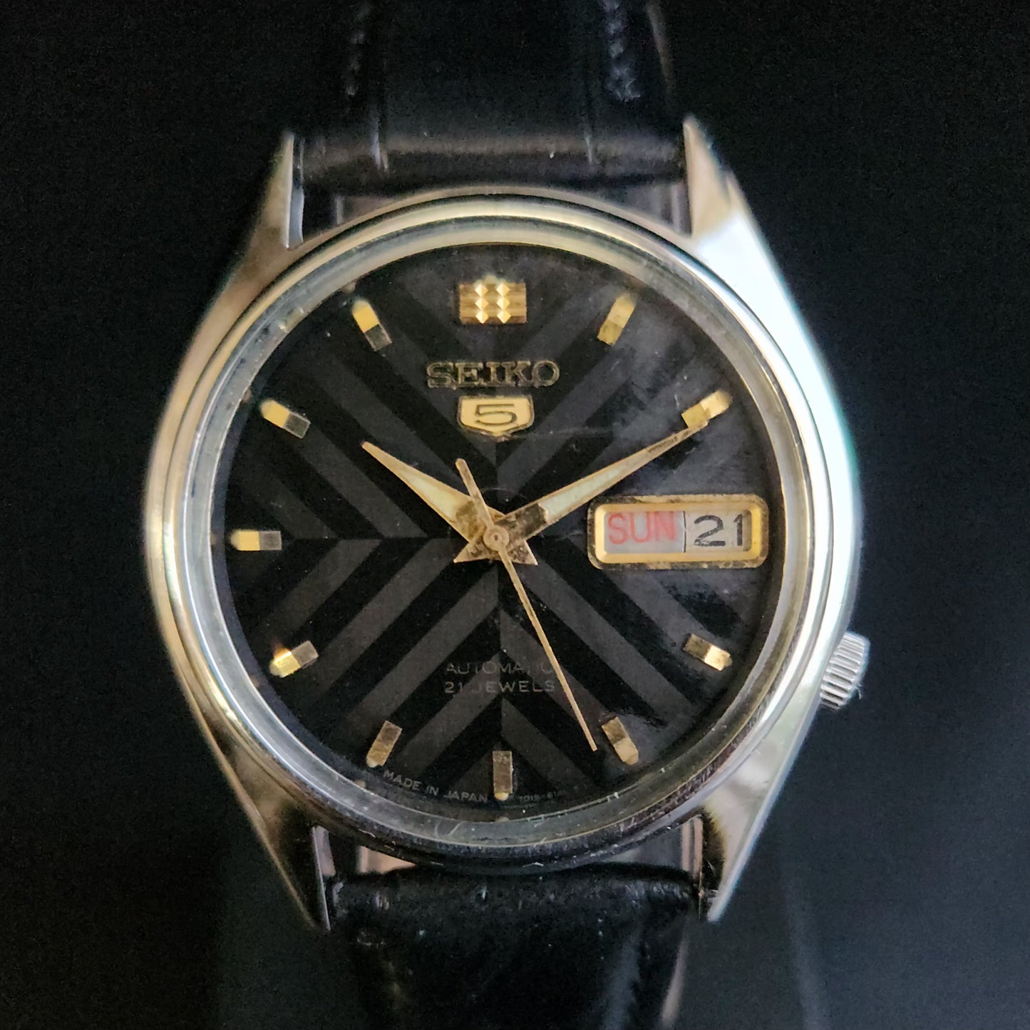 Vintage 1984 Original Seiko 5 Automatic 7009-6001 Black Face Black Band 21 Jewels Day-Date Japanese Men's Wrist Watch S158