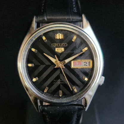 Vintage 1984 Original Seiko 5 Automatic 7009-6001 Black Face Black Band 21 Jewels Day-Date Japanese Men's Wrist Watch S158