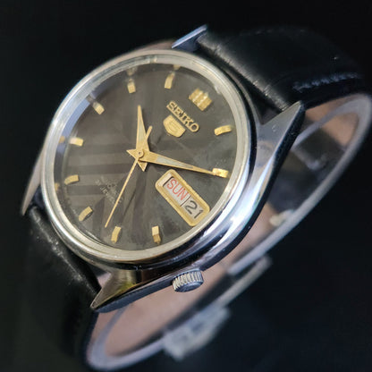 Vintage 1984 Original Seiko 5 Automatic 7009-6001 Black Face Black Band 21 Jewels Day-Date Japanese Men's Wrist Watch S158