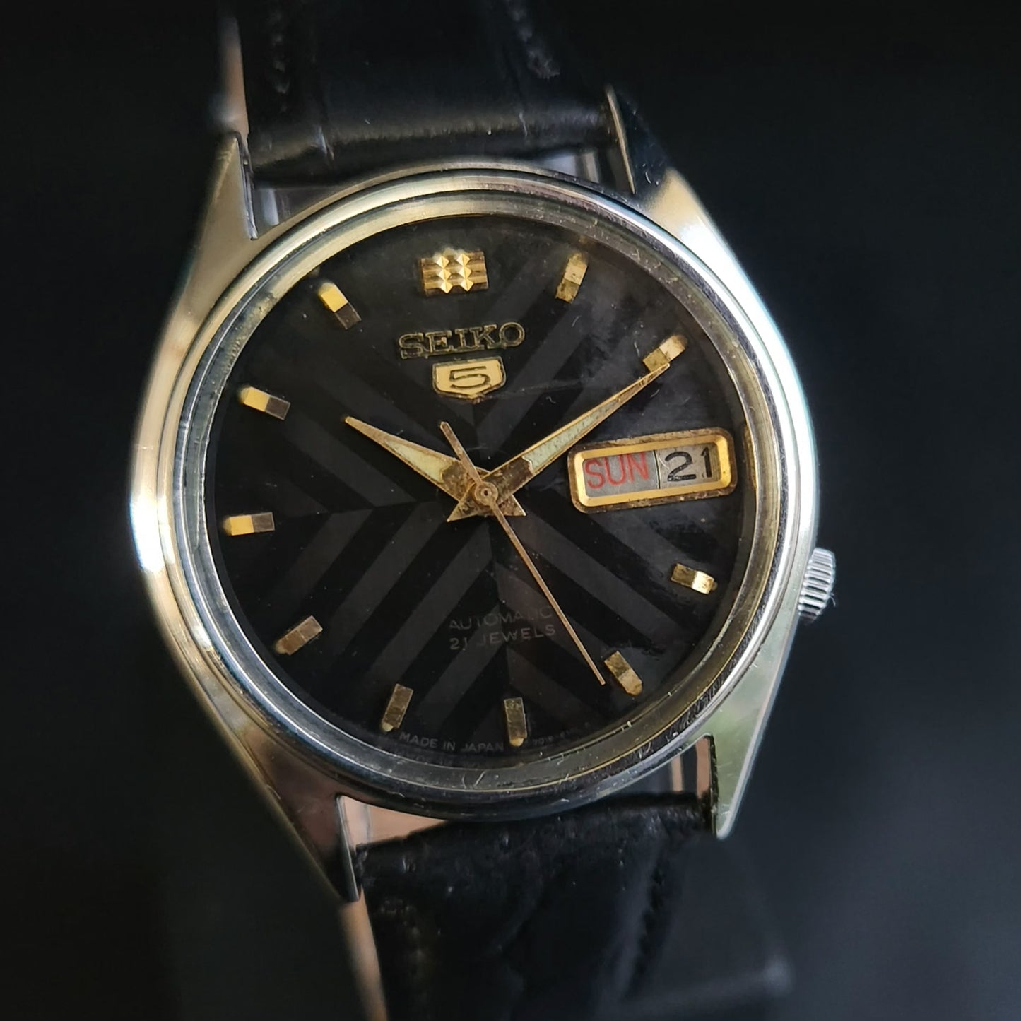 Vintage 1984 Original Seiko 5 Automatic 7009-6001 Black Face Black Band 21 Jewels Day-Date Japanese Men's Wrist Watch S158
