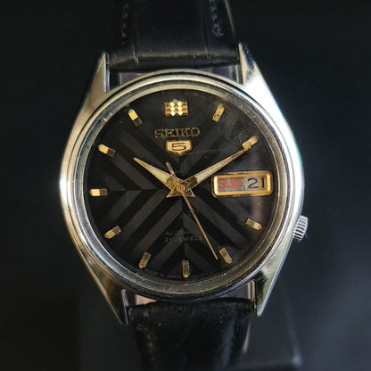 Vintage 1984 Original Seiko 5 Automatic 7009-6001 Black Face Black Band 21 Jewels Day-Date Japanese Men's Wrist Watch S158
