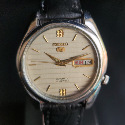 Vintage 1980 Original Seiko 5 Automatic 7009-3160 Silver Face Black Band 17 Jewels Day-Date Japanese Men's Wrist Watch S160