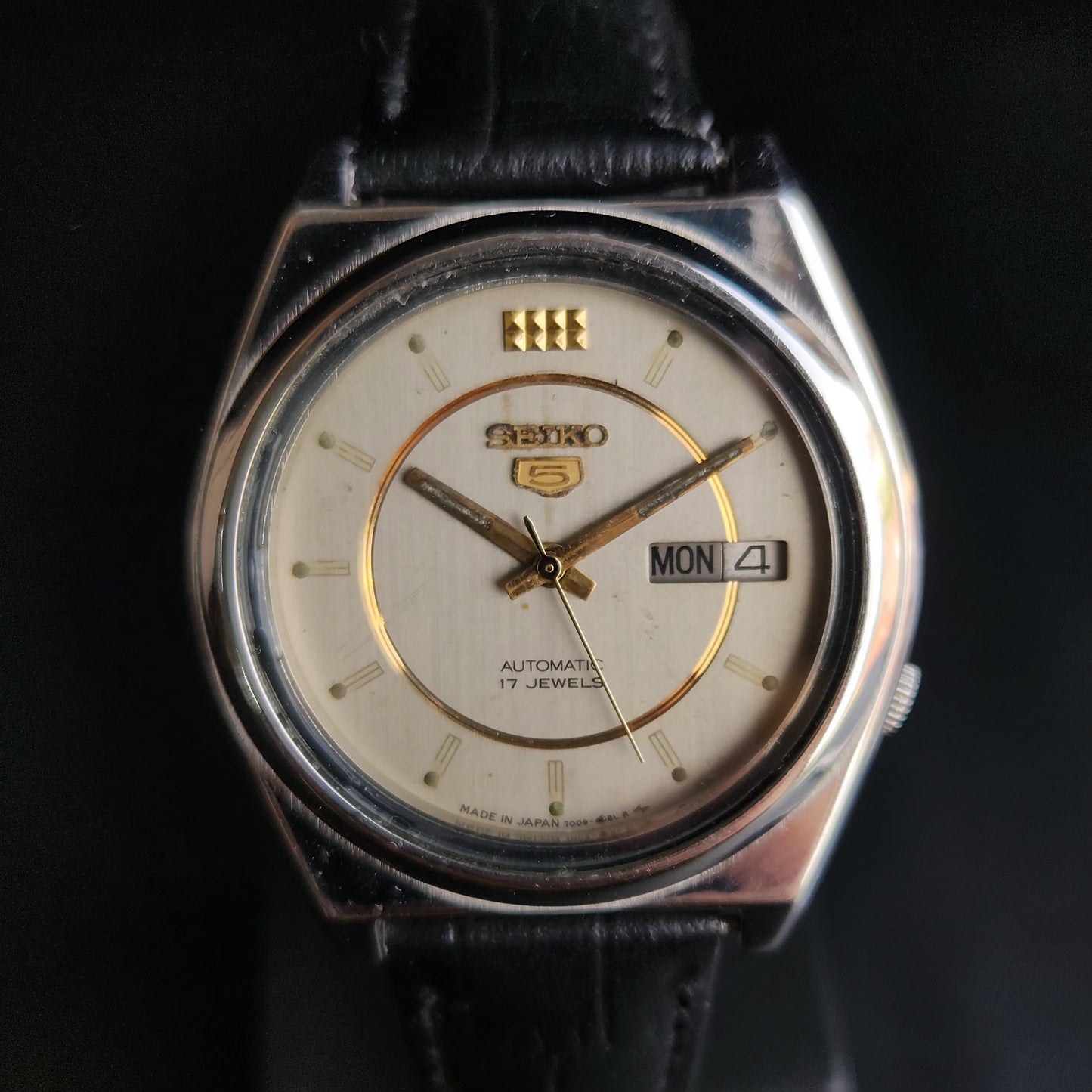 Vintage 1984 Original Seiko 5 Automatic 6309-876J Grey Face Black Band 17 Jewels Day-Date Japanese Men's Wrist Watch S165