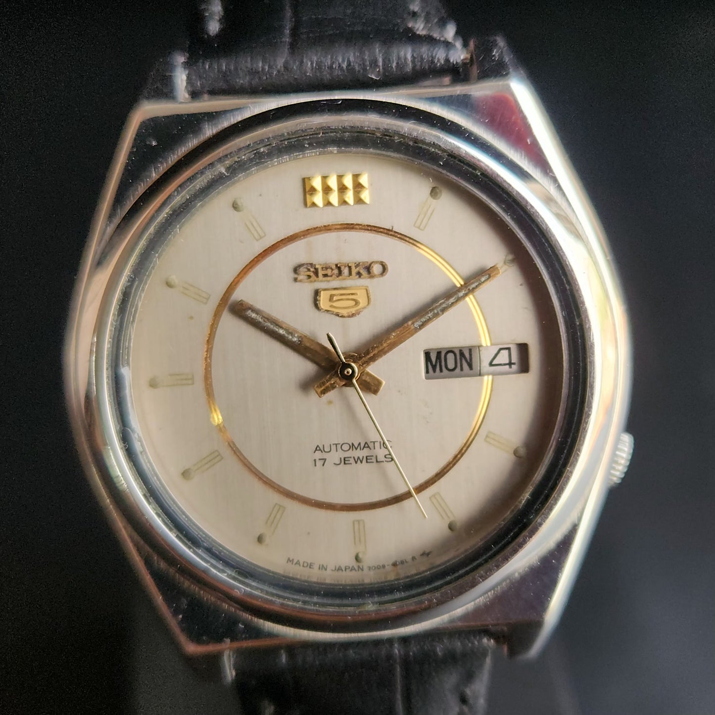 Vintage 1984 Original Seiko 5 Automatic 6309-876J Grey Face Black Band 17 Jewels Day-Date Japanese Men's Wrist Watch S165