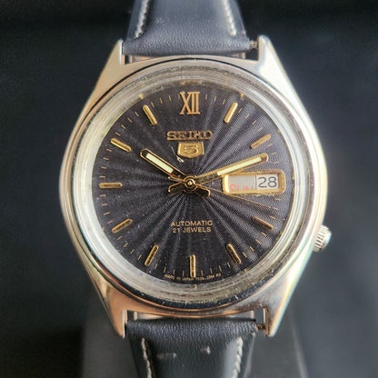 Vintage 1985 Original Seiko 5 Automatic 7009-3020 Blue Face Blue Band 21 Jewels Day-Date Japanese Men's Wrist Watch S161