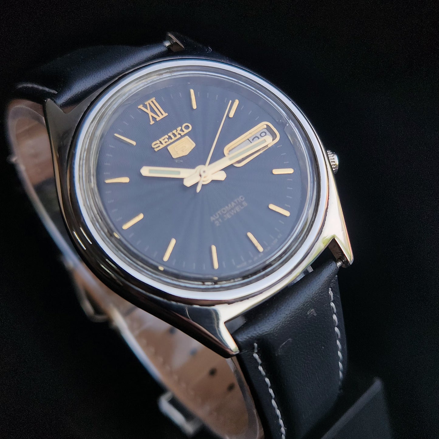 Vintage 1985 Original Seiko 5 Automatic 7009-3020 Blue Face Blue Band 21 Jewels Day-Date Japanese Men's Wrist Watch S161