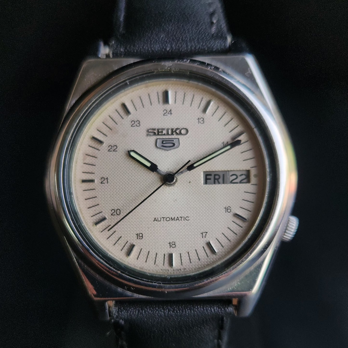 Vintage 1982 Original Seiko 5 Automatic 7009-8760 Off White Face Black Band 17 Jewels Day-Date Japanese Men's Wrist Watch S159