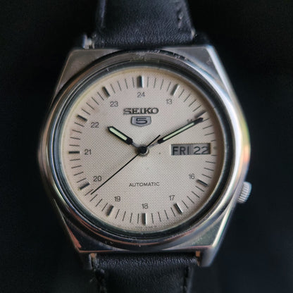 Vintage 1982 Original Seiko 5 Automatic 7009-8760 Off White Face Black Band 17 Jewels Day-Date Japanese Men's Wrist Watch S159