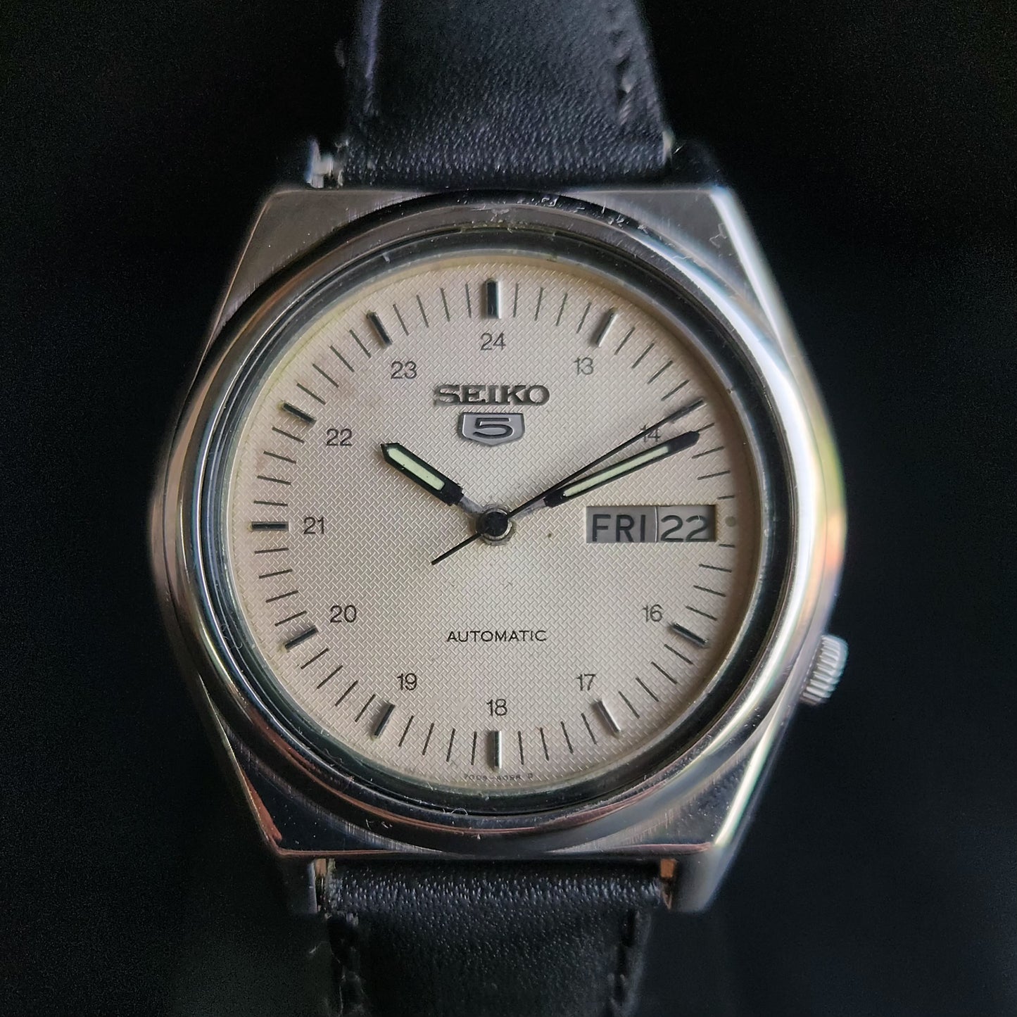 Vintage 1982 Original Seiko 5 Automatic 7009-8760 Off White Face Black Band 17 Jewels Day-Date Japanese Men's Wrist Watch S159