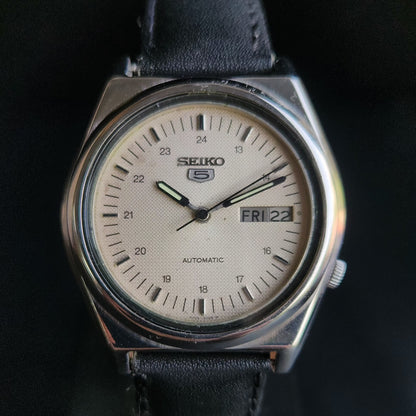 Vintage 1982 Original Seiko 5 Automatic 7009-8760 Off White Face Black Band 17 Jewels Day-Date Japanese Men's Wrist Watch S159